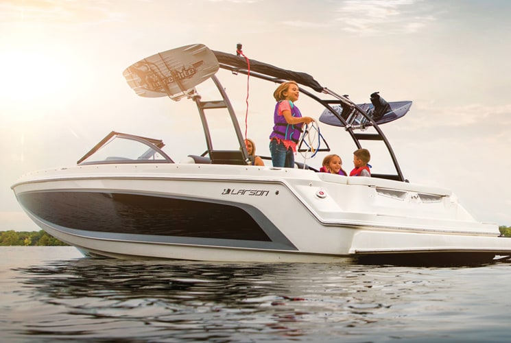 The Larson 2018 LXH 2310 IO, the perfect boat for sportive family cruise